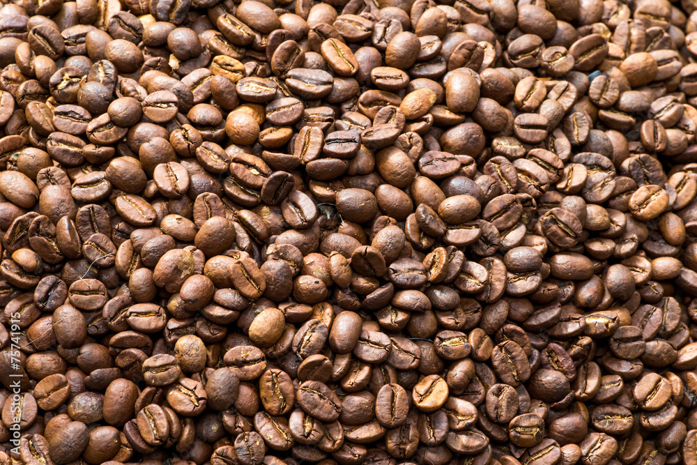 Fototapeta premium Frisch geröstete Kaffeebohnen