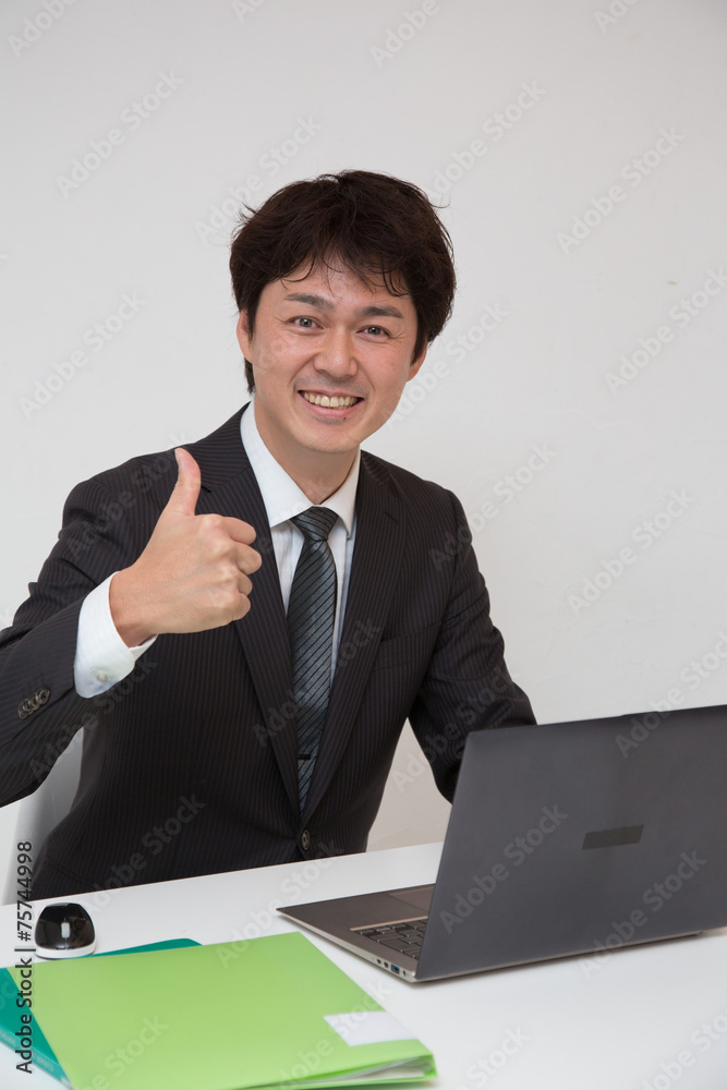 いいねするビジネスマン