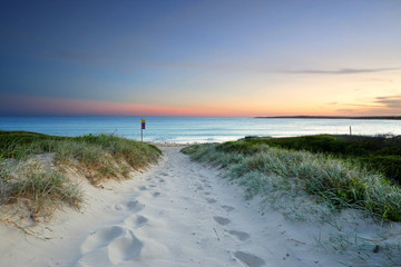 Fotobehang Australië Zandpad naar strand bij schemering  © Leah-Anne Thompson