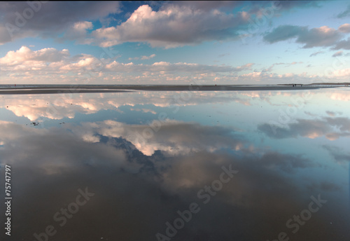 Cuadro en lienzo Spiegelend strand met wolkenlucht