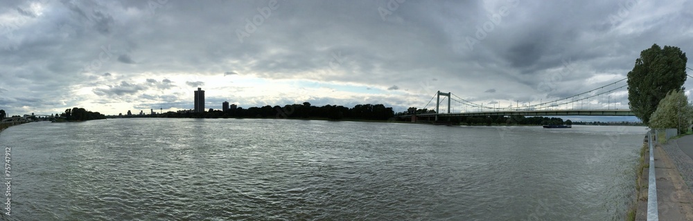 Panorama am Rhein bei Mülheimer Brücke