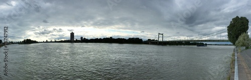 Panorama am Rhein bei Mülheimer Brücke