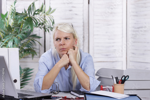 Muffige Frau im Büro photo