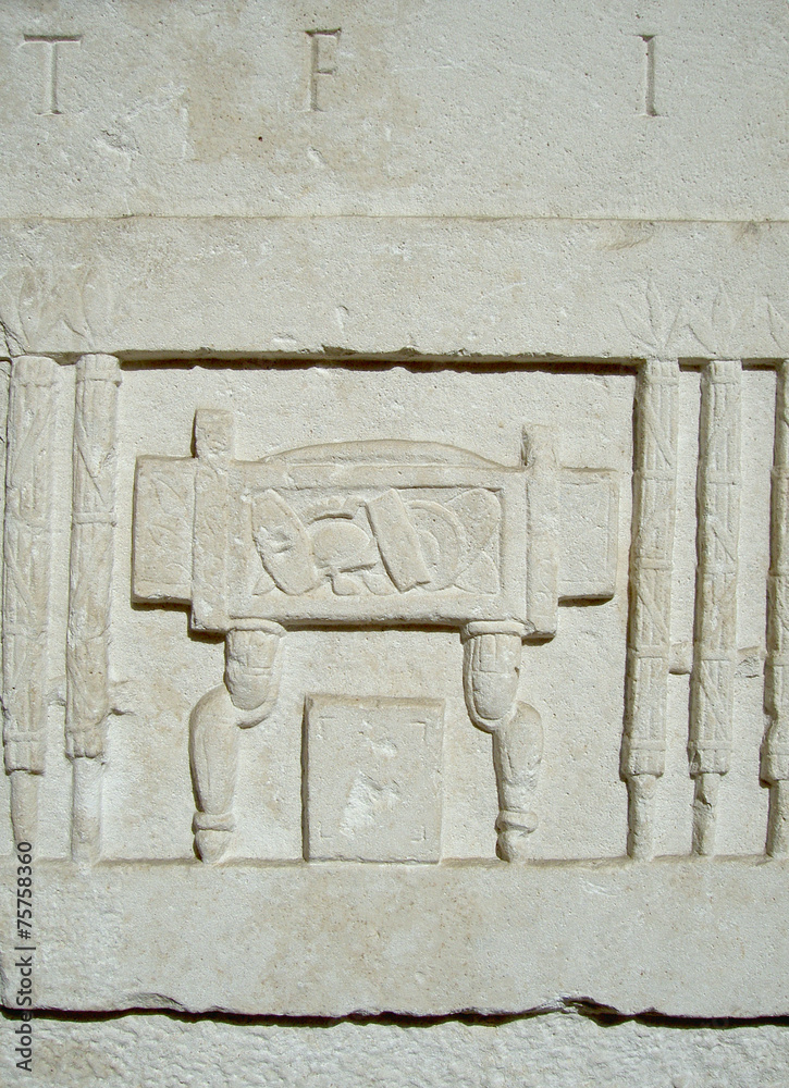 Particolare di decorazioni in pietra di età romana, a Milano.