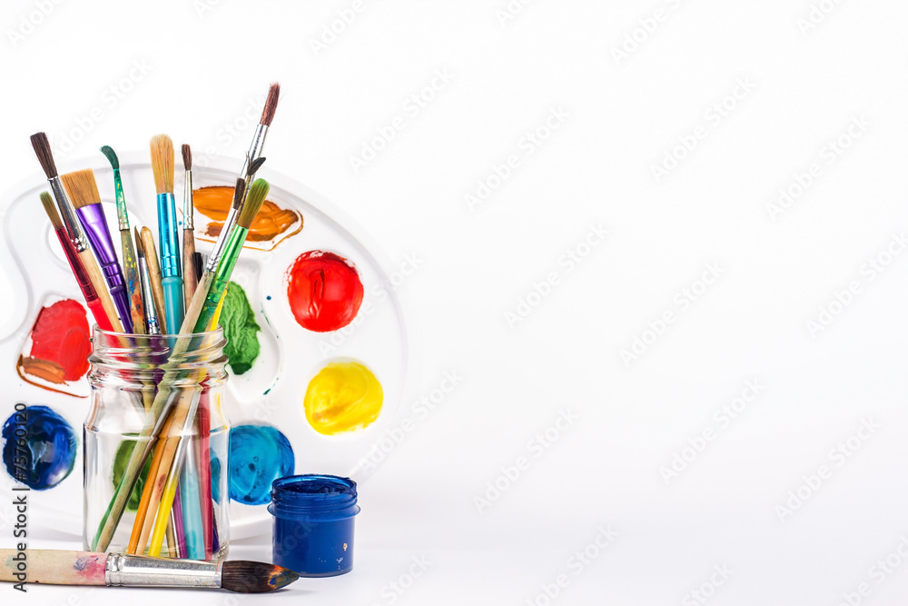 Obraz premium isolated paints brushes and paints palette