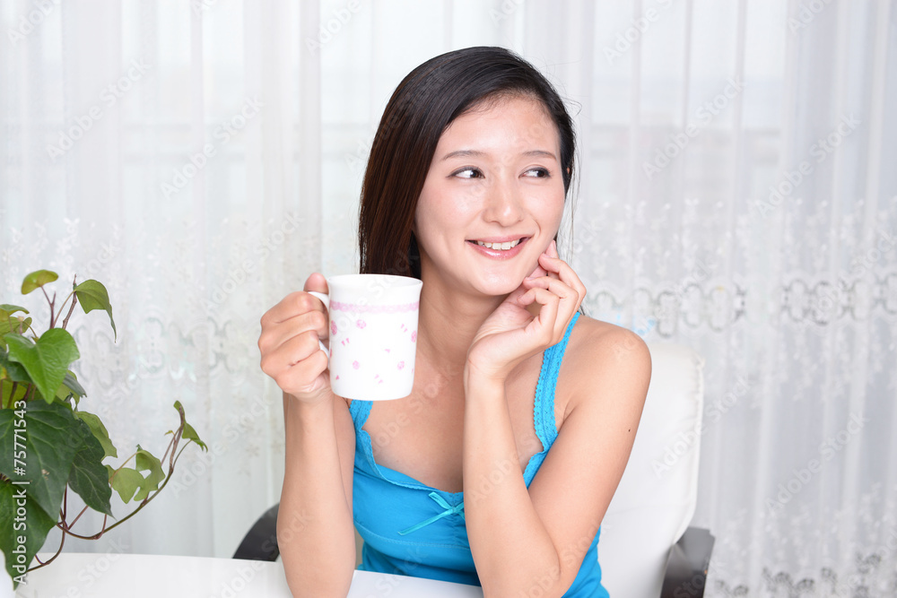珈琲を飲み寛ぐ女性