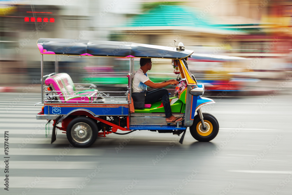 Tuktuk aus Thailand in Bewegungsunschärfe - obrazy, fototapety, plakaty 