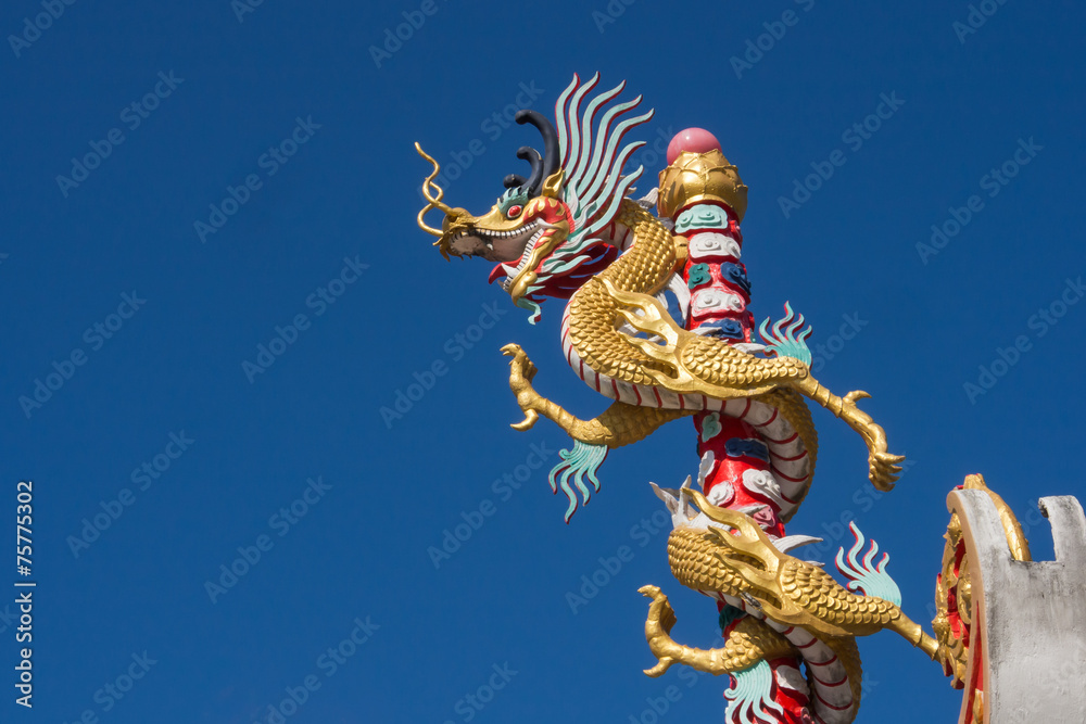 Fototapeta premium Dragon statue in temple