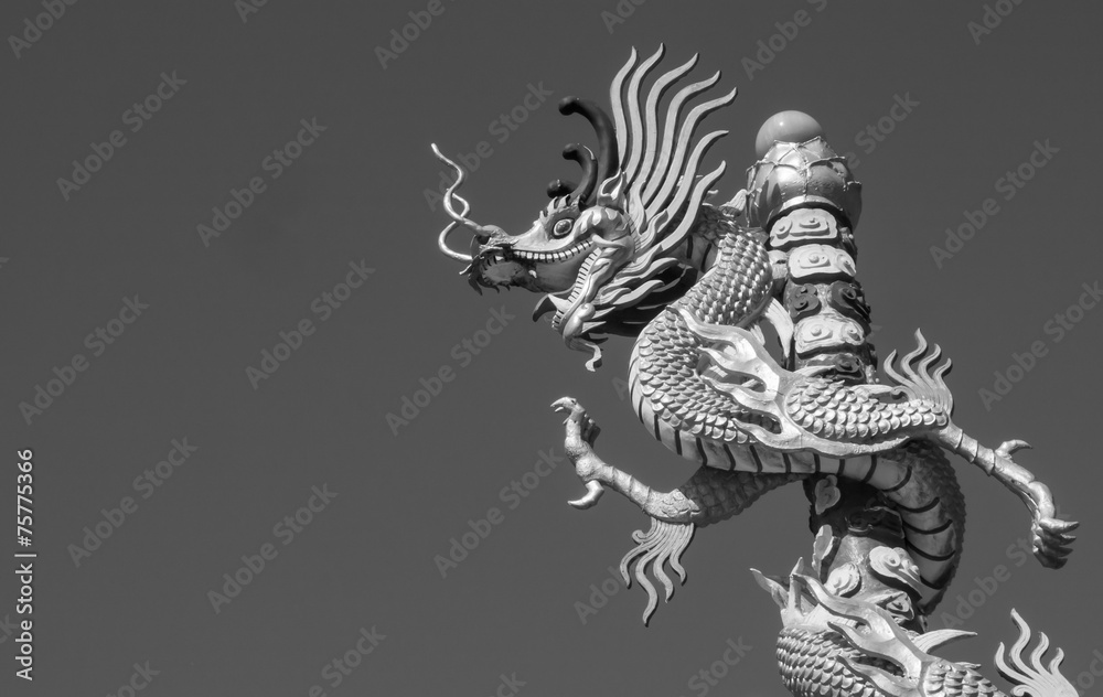 Naklejka premium Dragon statue in temple on black and white