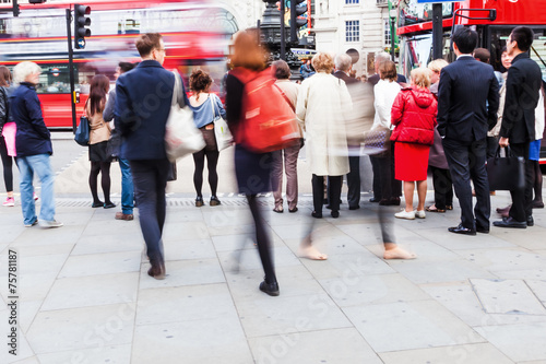 Bild in Bewegungsunschärfe von Menschen unterwegs in London in