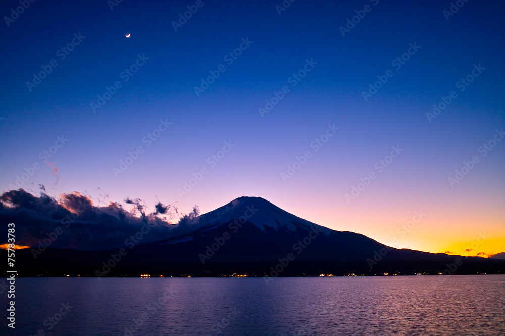 夕暮れの山中湖と富士山と月