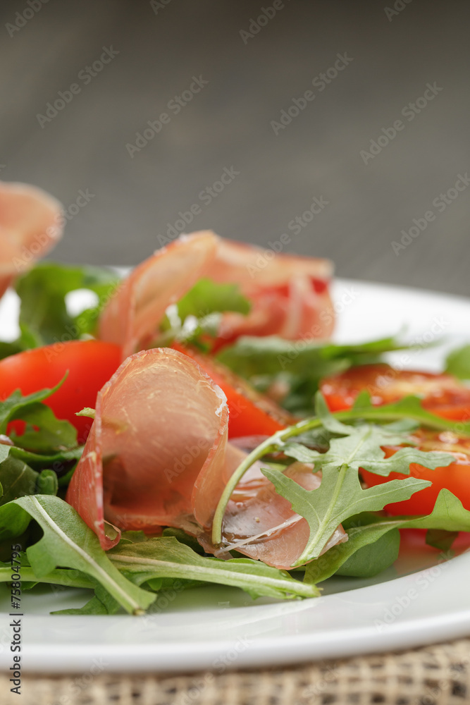 salad with prosciutto arugula and tomatoes
