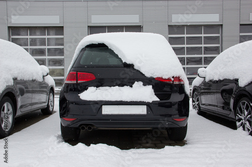 Auto mit Schnee vor Halle photo