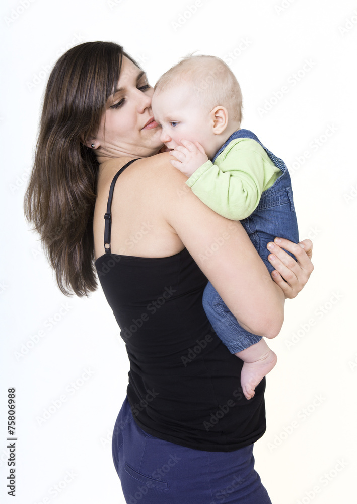 Mutter trägt ihr Kind auf dem Arm Mutter trägt ihr Kind auf dem Arm