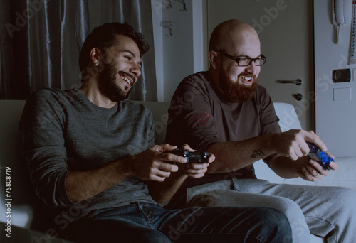 Ragazzi che videogiocano sul divano