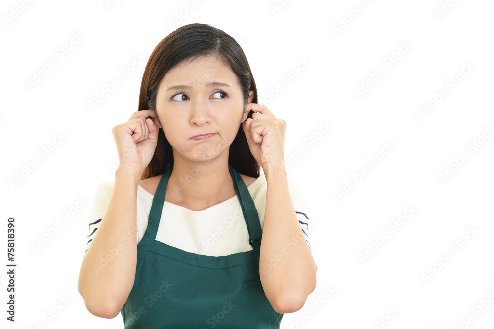Fototapeta premium 耳をおさえる女性