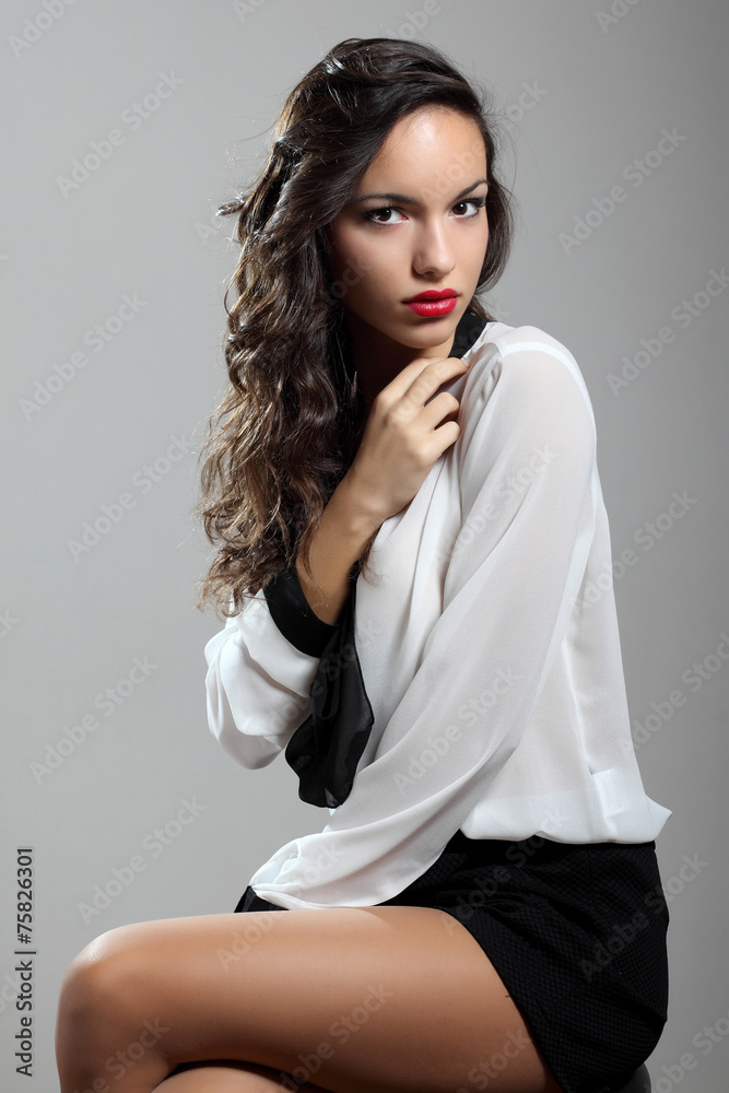 Ritratto di ragazza in studio