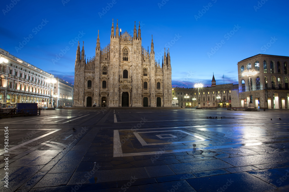 Piazza Duomo all'alba