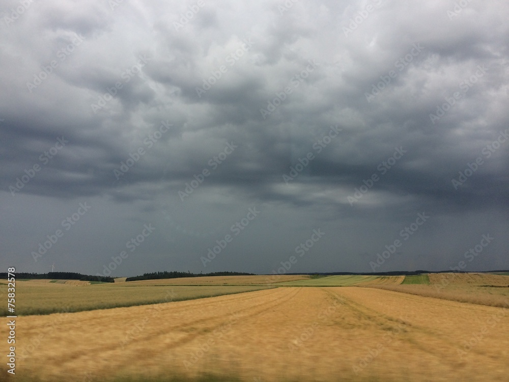 Dunkle Gewitterwolken über Weizenfeld - Dramatische Stimmung Dunkle Gewitterwolken über Weizenfeld - Dramatische Stimmung