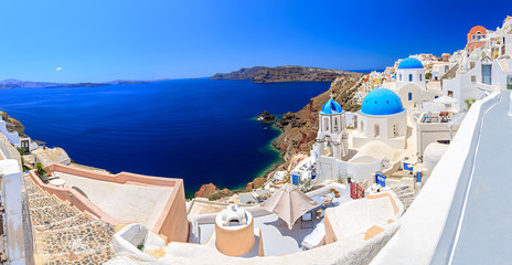 Wandcirkels Santorini Witte koepels boven blauwe zee  © pavantt