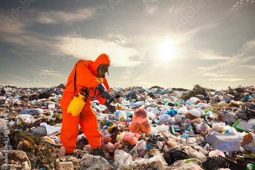 Foto Sanitation worker working on the landfill