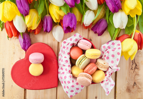 Franzoesische Macarons und bunte Tulpen photo