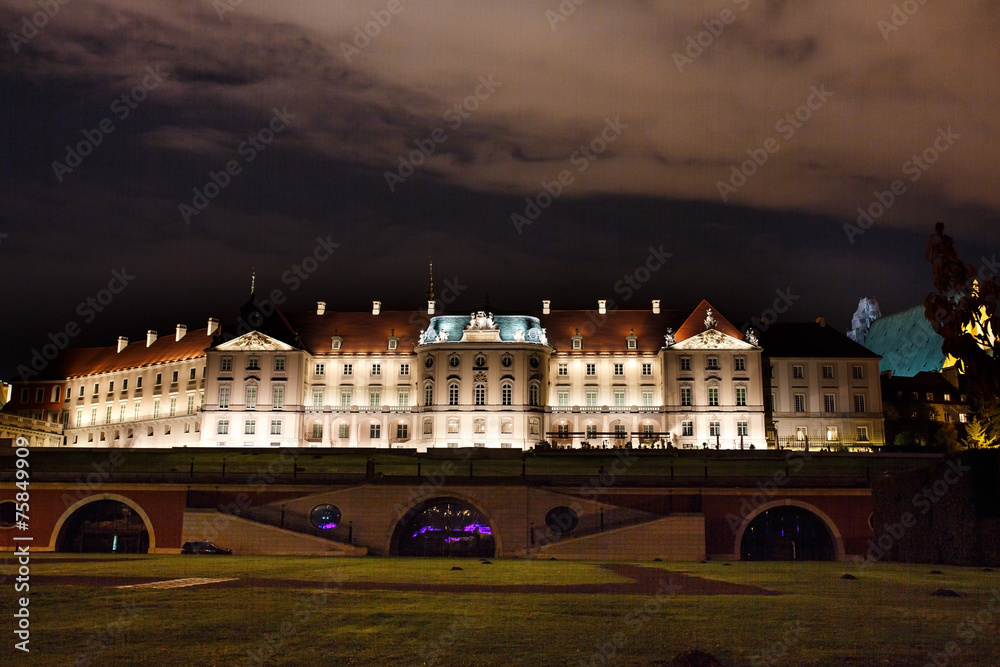 Naklejka premium Night panorama of Royal Castle in Warsaw