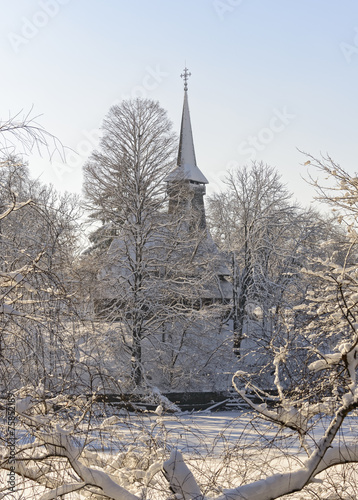 Fototapeta Naklejka Na Ścianę i Meble -  Kirche im verschneiten Park