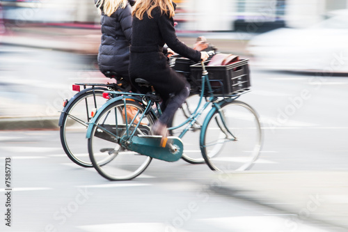 zwei Radfahrerinnen überqueren die Straße