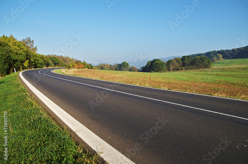 Obraz na płótnie Empty asphalt road in countryside, bend of road w salonie