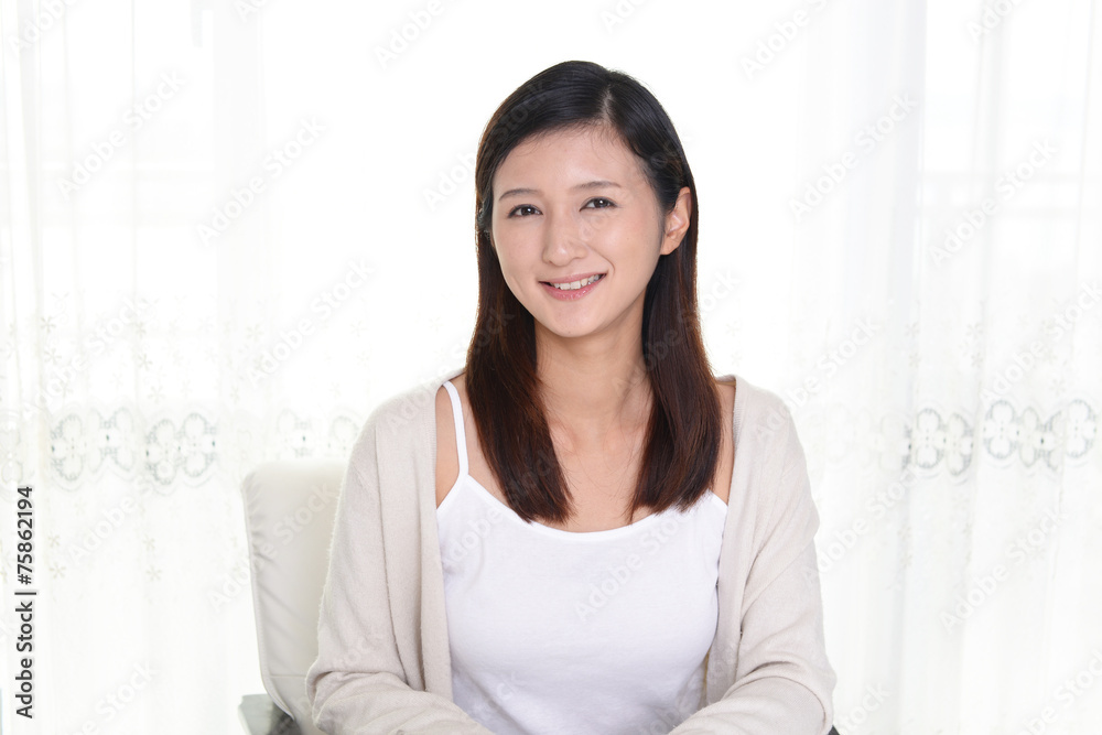 寛ぐ女性 寛ぐ女性
