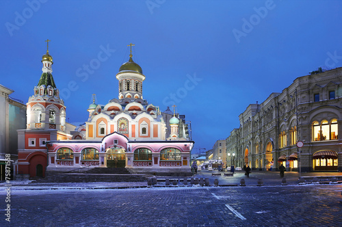 Казанский собор на Красной площади в Москве вечером.