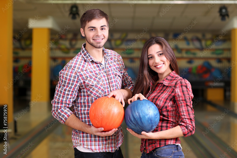 Fototapeta premium Portrait of friends in bowling club