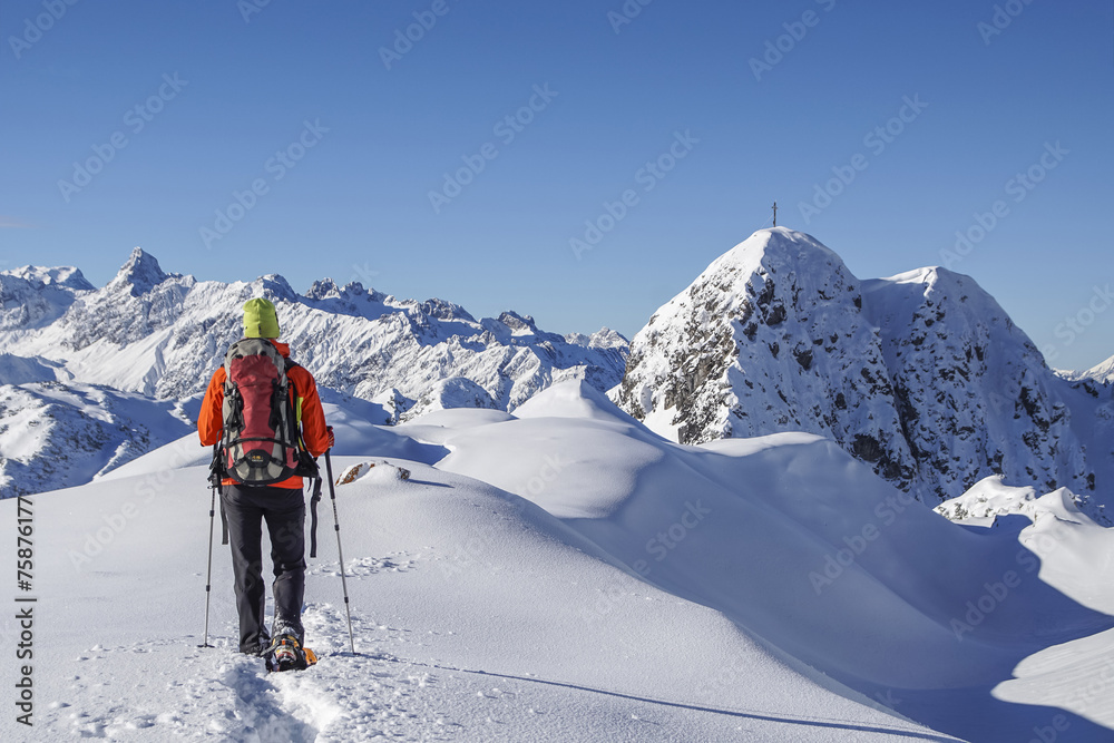 Schneeschuhwandern in den Alpen