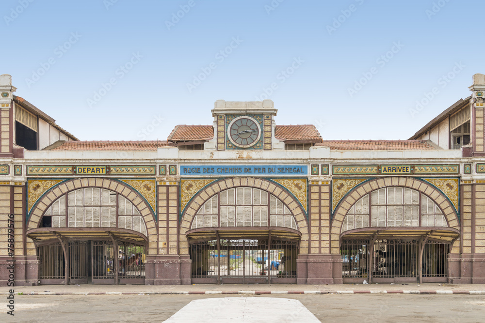 Fototapeta premium Opuszczona stacja kolejowa w Dakarze, Senegal, budynek kolonialny