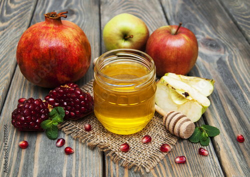 Fototapeta Naklejka Na Ścianę i Meble -  honey  apple and pomegranate