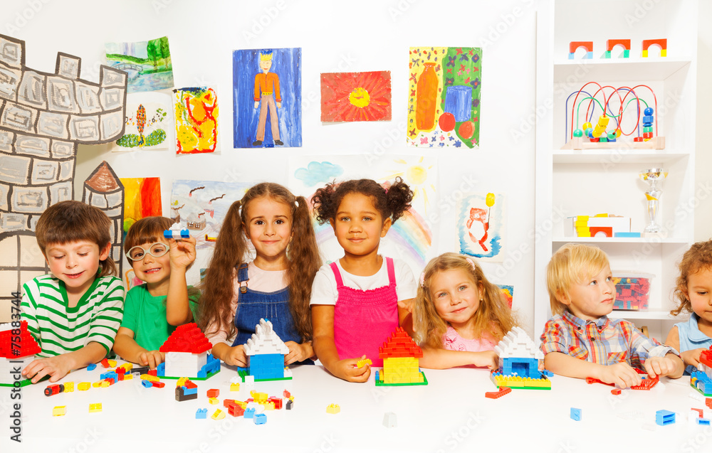 Fototapeta premium Group of little kids friends play with blocks