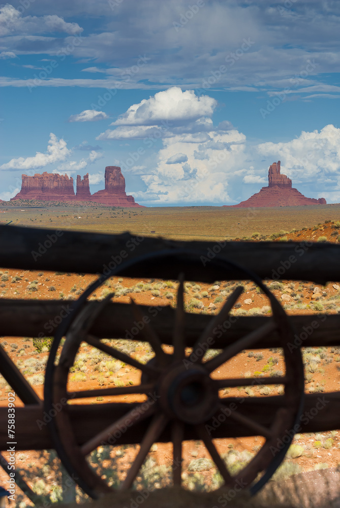 Fototapeta premium Monument Valley mit Wagenrad-Silhouette, USA