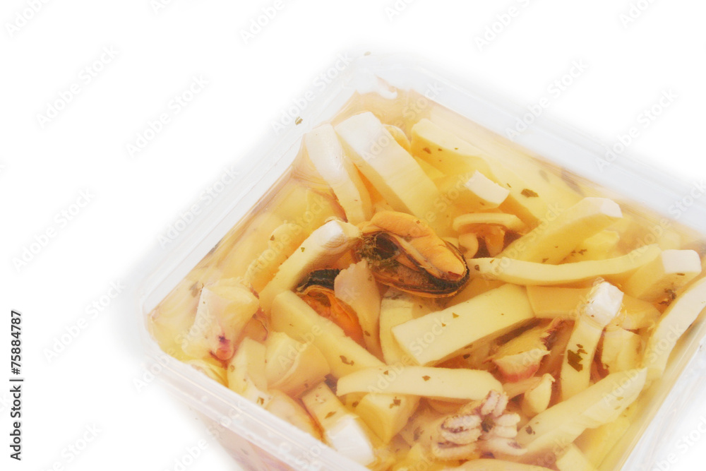 insalata di mare sott'olio confezionata_ sfondo bianco insalata di mare sott'olio confezionata_ sfondo bianco