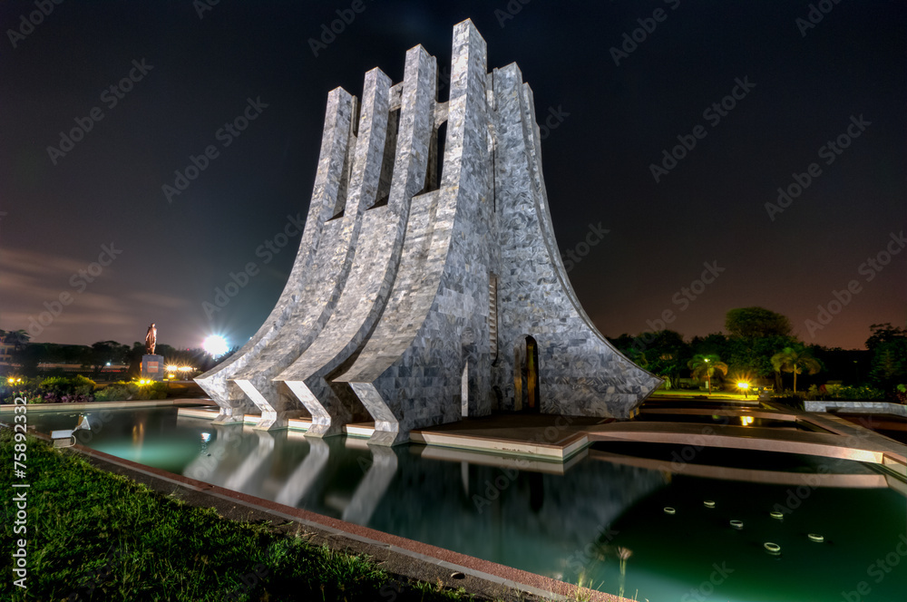Obraz premium Kwame Nkrumah Memorial Park w nocy - Akra, Ghana