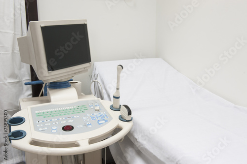 Examination bed and ultrasound scanner