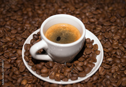 Kaffeebohnen mit einer Espresso Tasse