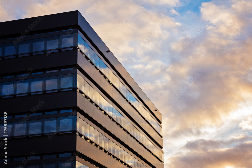 Fototapeta premium Modernes Bürohaus im Abendlicht