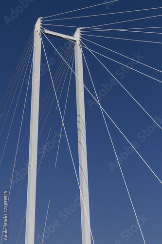 upper part of a suspension bridge © Gewoldi
