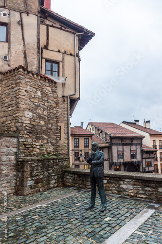 Statue of Ken Follet in Vitoria