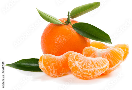 unpeeled tangerine with green leaves and slices