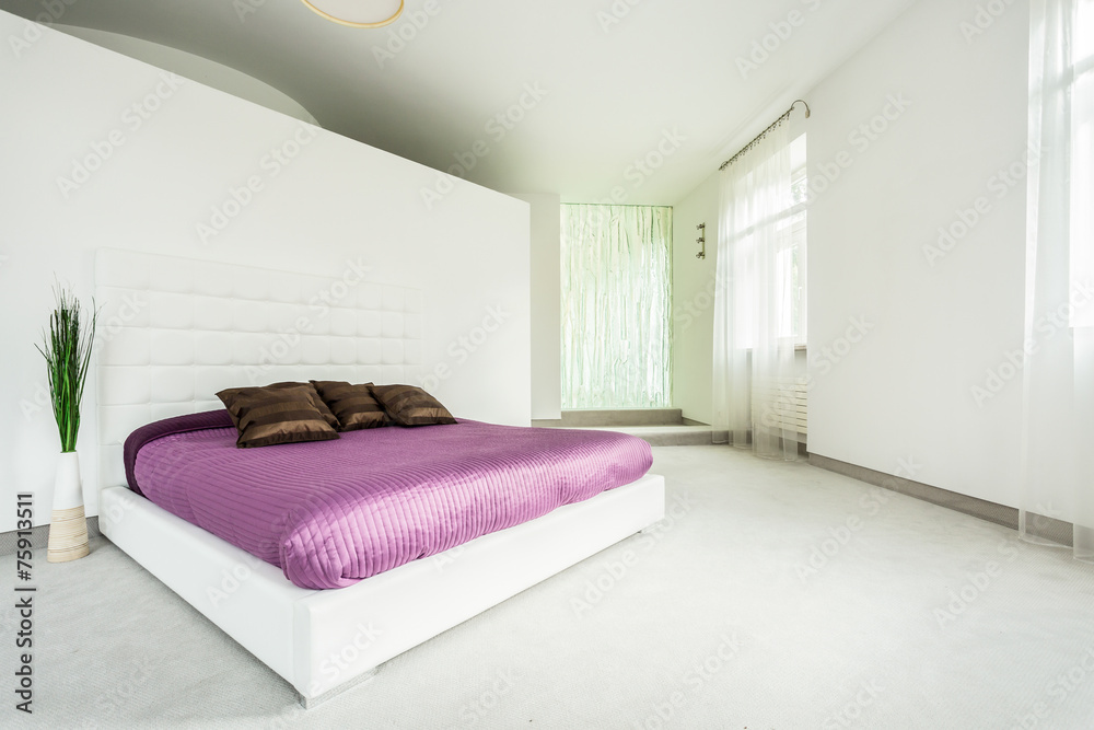 Fototapeta premium Spacious bed in elegant bedroom