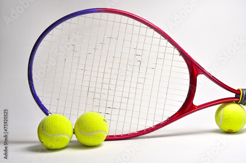 Raqueta y pelotas de tenis © full image