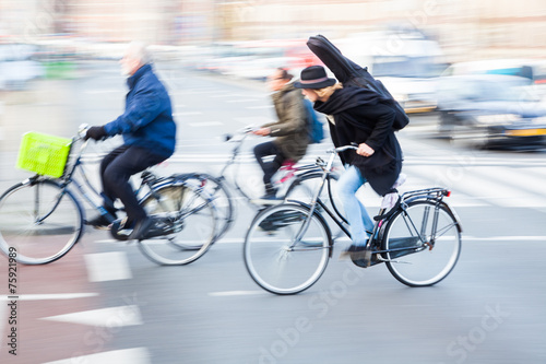 Radfahrer in Holland in Bewegungsunschärfe