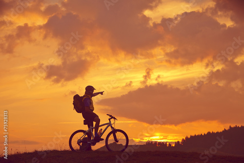 Mann mit Bike in der Sonne © upixa